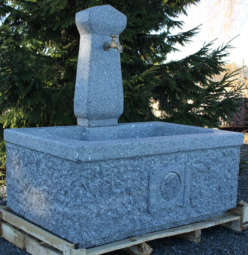 Gartenbrunnen aus Granit und nostalgischen Wasserhahn aus Messing für die Gartengestaltung.