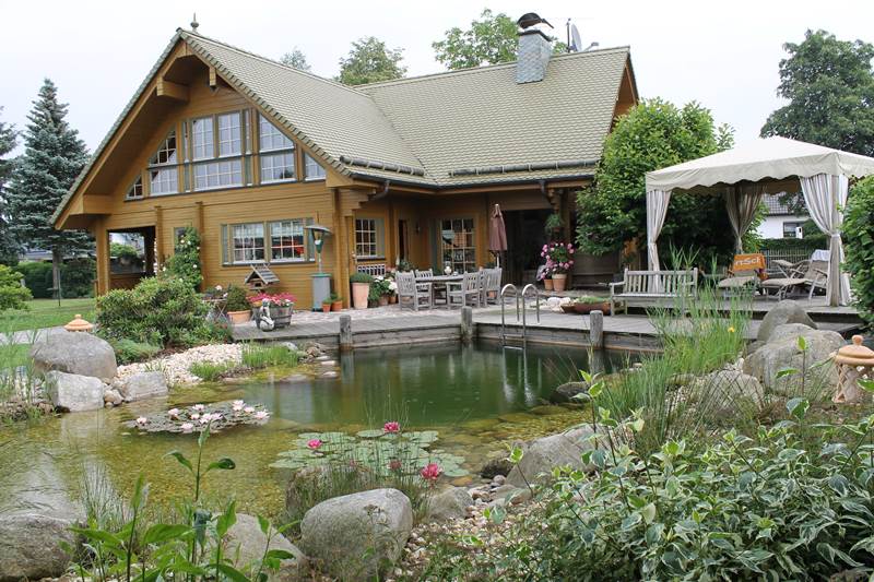 Dies ist die Panung, Gestaltung und Ausführung einer Gartenanlage. Um das Eigenheim aus Holz wurde von der Firma Garten- und Landschaftsbau Zahlaus ein Schwimmteich, Terassen aus Holz und Naturstein und eine Einfahrt aus Natursteinkleinpflaster errichtet.